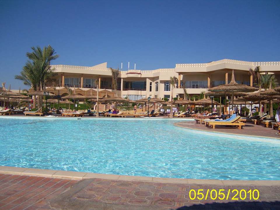 Ansicht auf dem Pool und Hauptgebäude Pickalbatros Royal Moderna Resort-Sharm El Sheikh