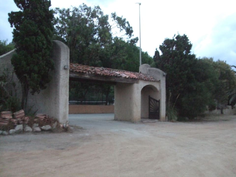 Parkplatzeinfahrt Hotel & Residence Abbartello