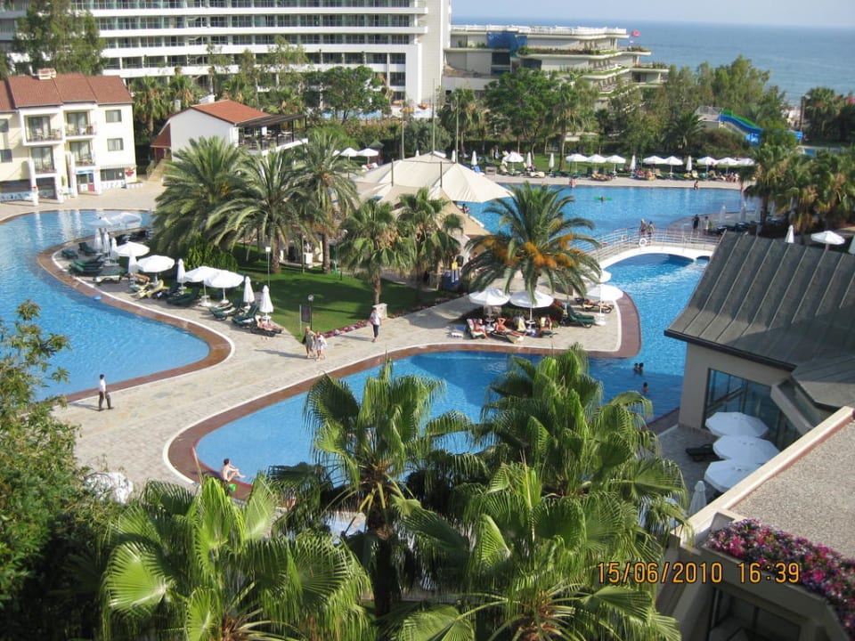 Blick auf die Pools Arum Barut Collection