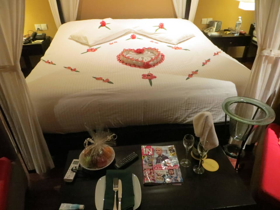 Das Bett der Ocean Villa 839 zum 30. Hochzeitstag Adaaran Select Hudhuran Fushi - Premium All Inclusive