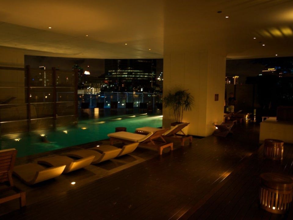 Poolbereich bei Nacht Millennium Hilton Bangkok