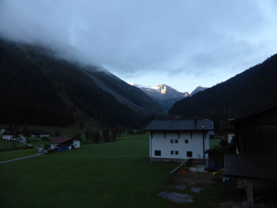 Blick vom Balkon auf den Hintertuxer Gletscher Alpinhotel Berghaus