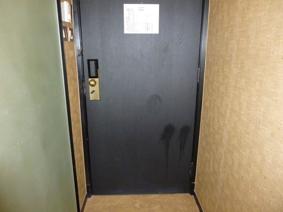 Siffige Zimmertür mit großen Flecken Hotel Harbour Grand Hong Kong