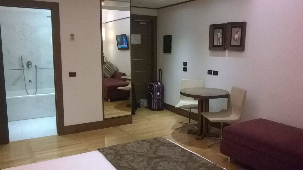 Eingang The Independent Hotel