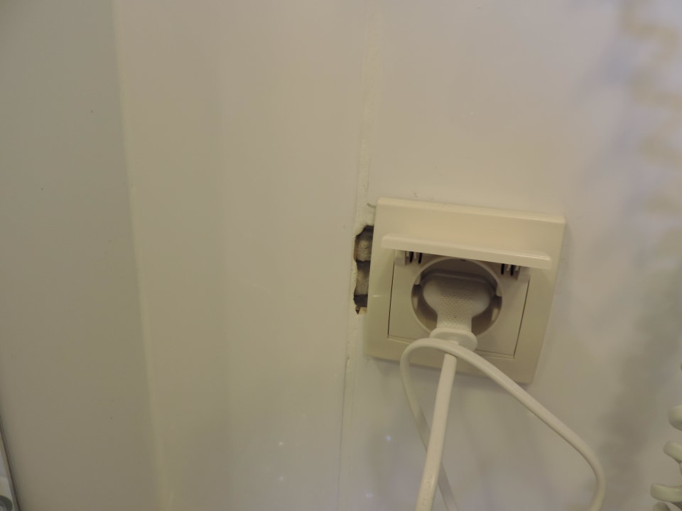 Steckdose neben Waschbecken Hotel Süral Garden