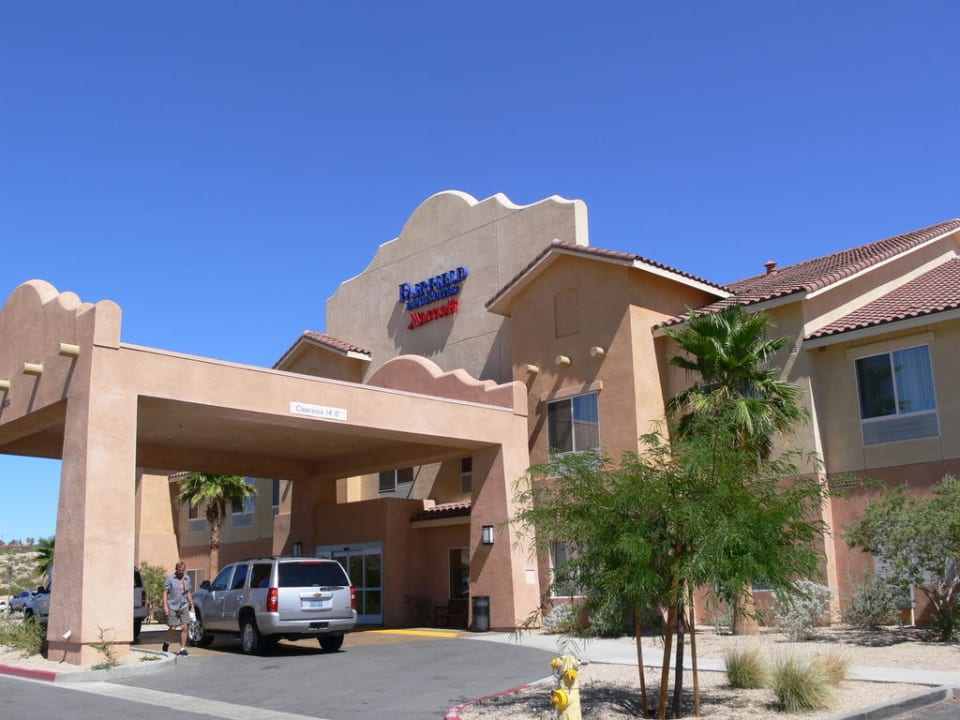 Eingang und Parkplatz Hotel Fairfield Inn & Suites by Marriott Twentynine Palms