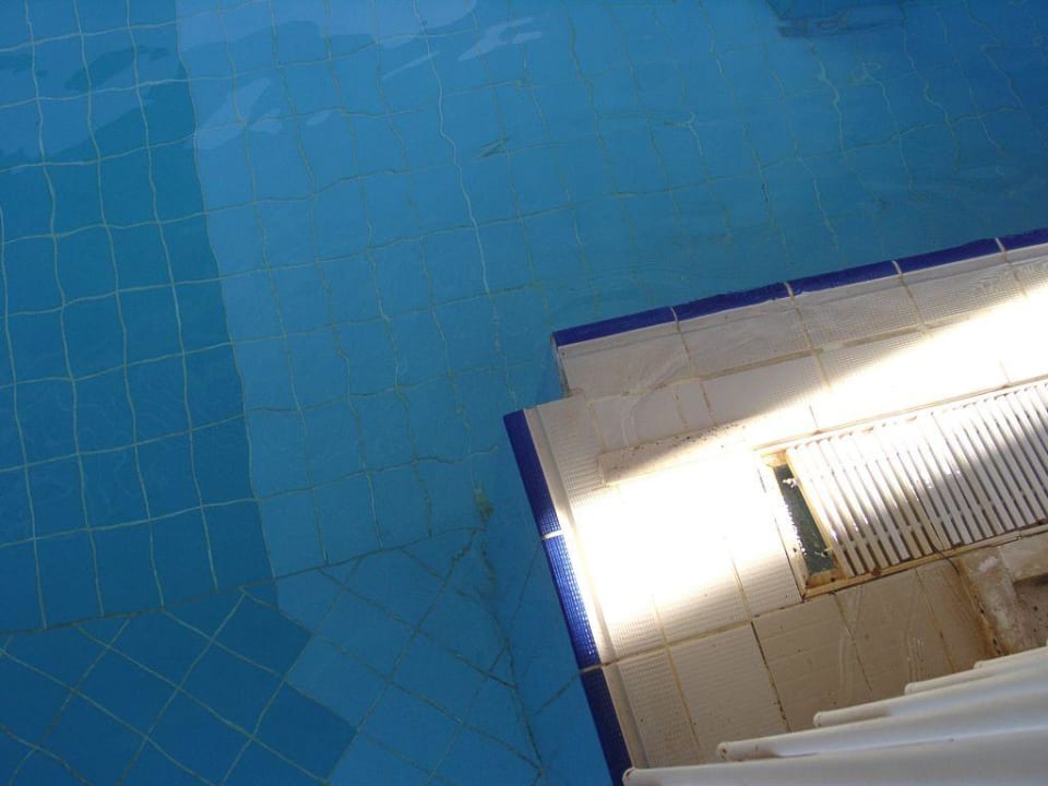 Achtung am Pool 2 Asteria Collection Side