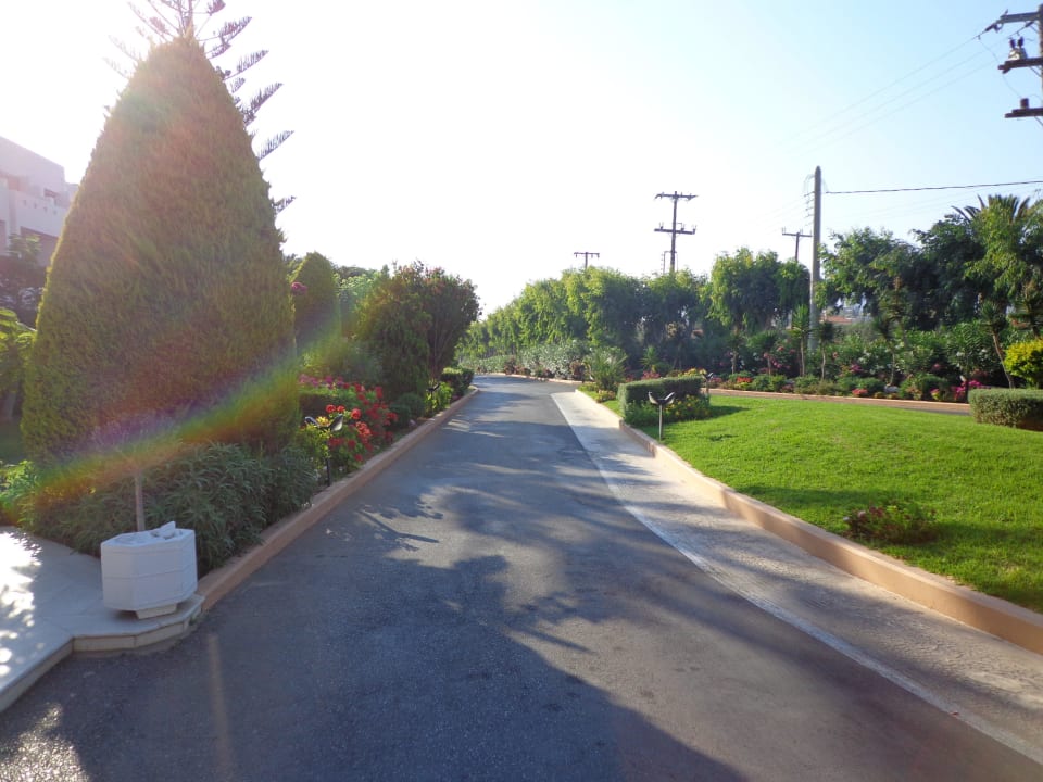 Einfahrt zu Hotel Anissa Beach & Village