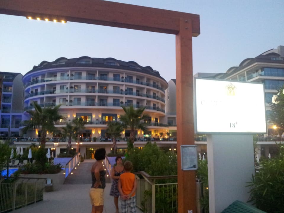 Von der Promenade aus Commodore Elite Suites & Spa - Adults only