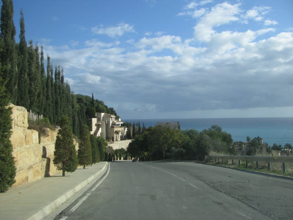 Abfallende Zufahrtsstraße zum Hotel Columbia Beach Resort