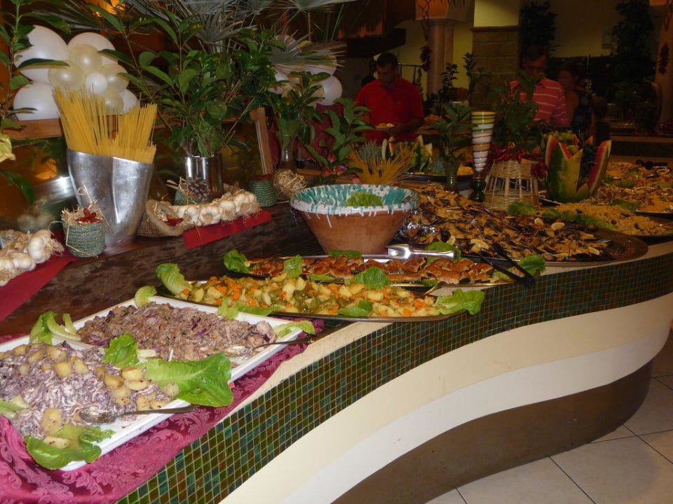 Vorspeisenbuffet im Hauptrestaurant Falkensteiner Club Funimation Garden Calabria