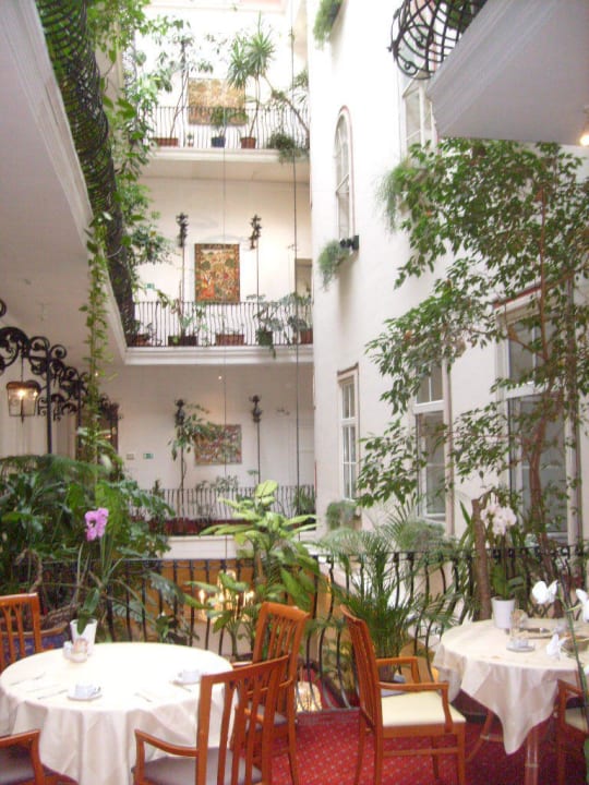 Sehr schöner Innenhof Palais-Hotel Erzherzog Johann