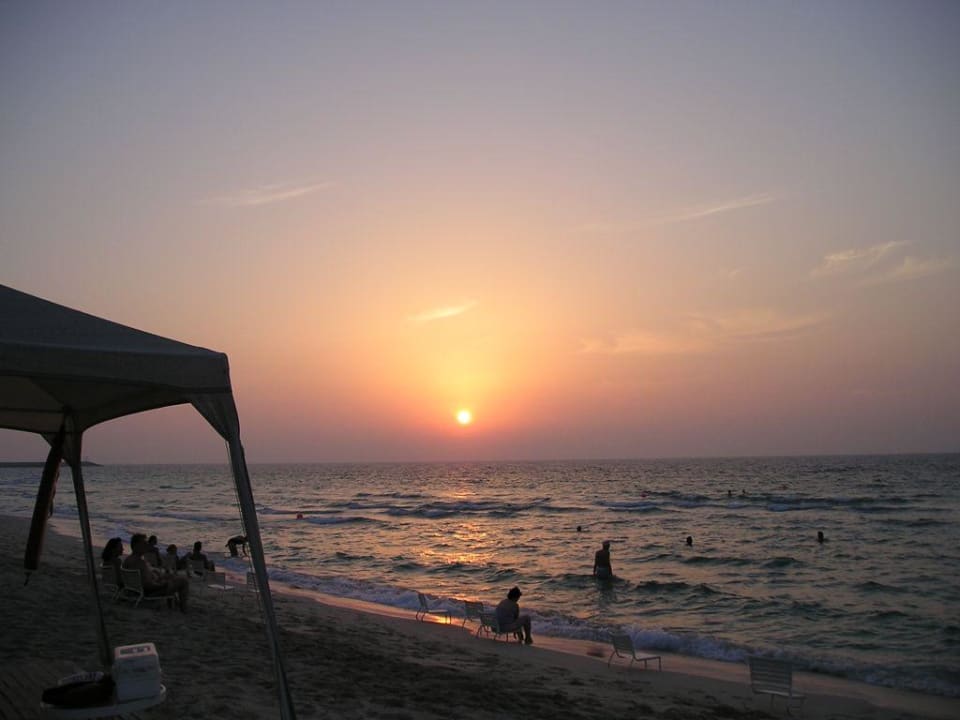 Sonnenuntergang am Strand von Jumeirah Hilton Dubai Jumeirah