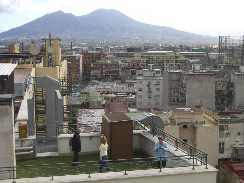 Blick über die Hotelterrasse auf den Vesuv Ramada Naples City Center