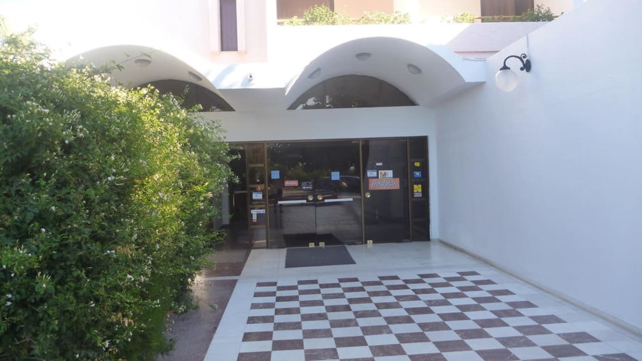 Eingangsbereich von außen Hotel Tigaki Beach