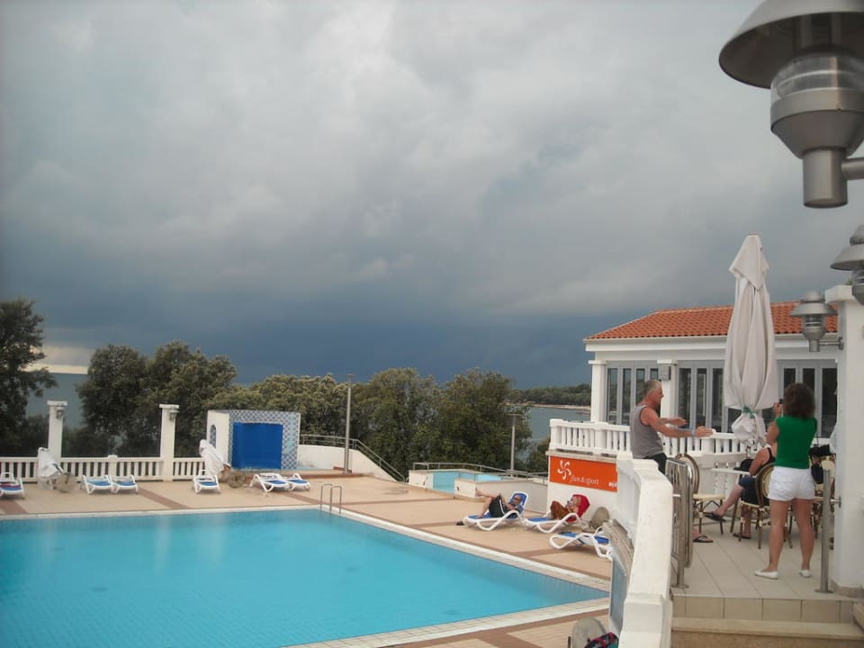 Poolanlage und aufziehendes Gewitter Maistra Select Funtana All Inclusive Resort