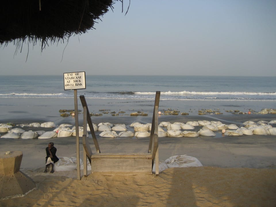 Holzstiege zum Wasser Hotel Senegambia Beach