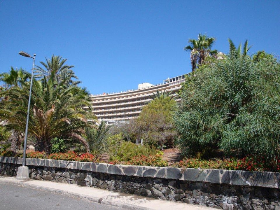 Wenn man die kleine Straße einbiegt  Gloria Palace San Agustin Thalasso & Hotel