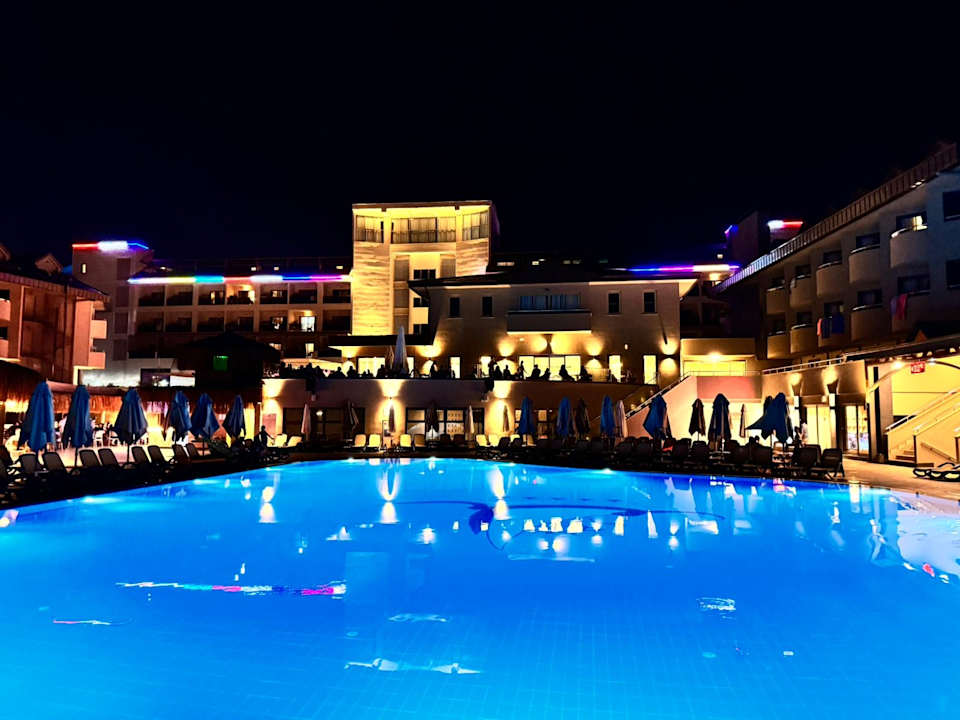 Pool Side Breeze Hotel