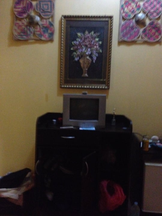 Alibifernseher mit einziger Ablagemöglichkeit La Isla Bonita Resort & Spa