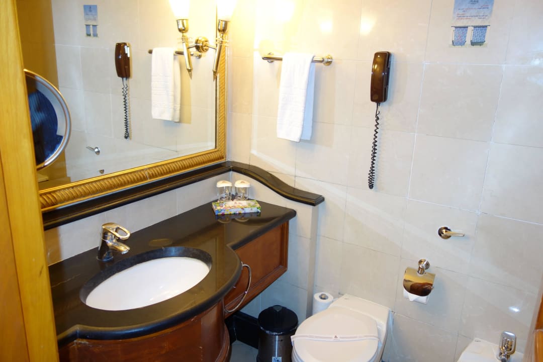 Bad Parsian Esteghlal West Tower Hotel