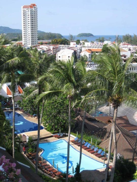 Blick über die Pools zum nördlichen Karon-Center Best Western Phuket Ocean Resort