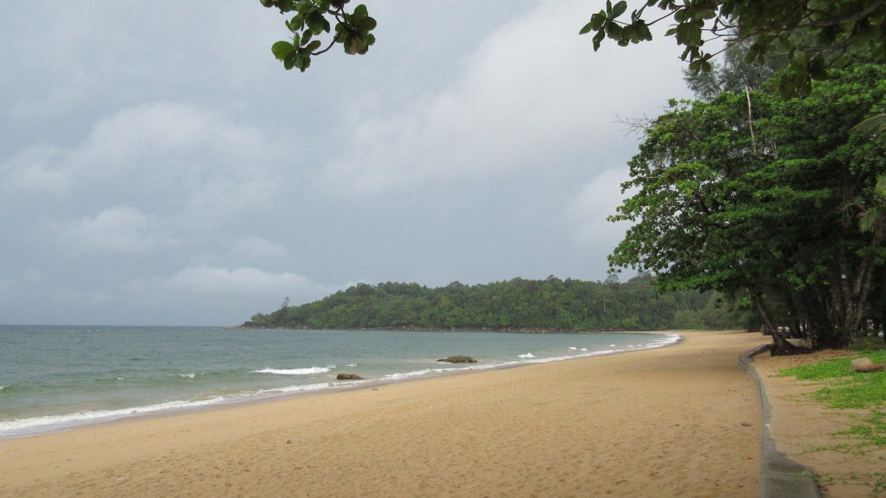 Sandstrand bei Ebbe Khao Lak Merlin Resort