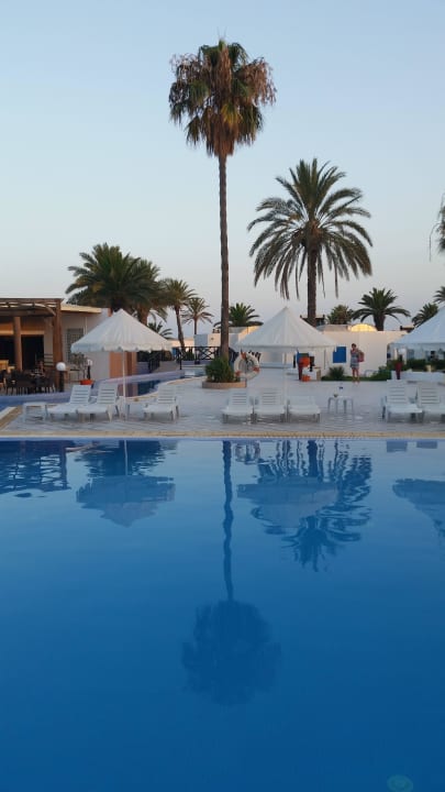 Pool mit Poolbar Royal Lido Resort & Spa