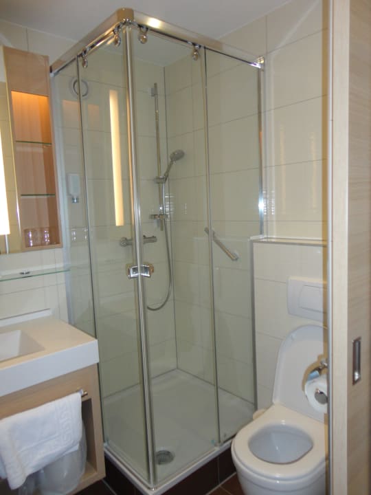 Bad mit Dusche Heilthermen Resort Bad Waltersdorf