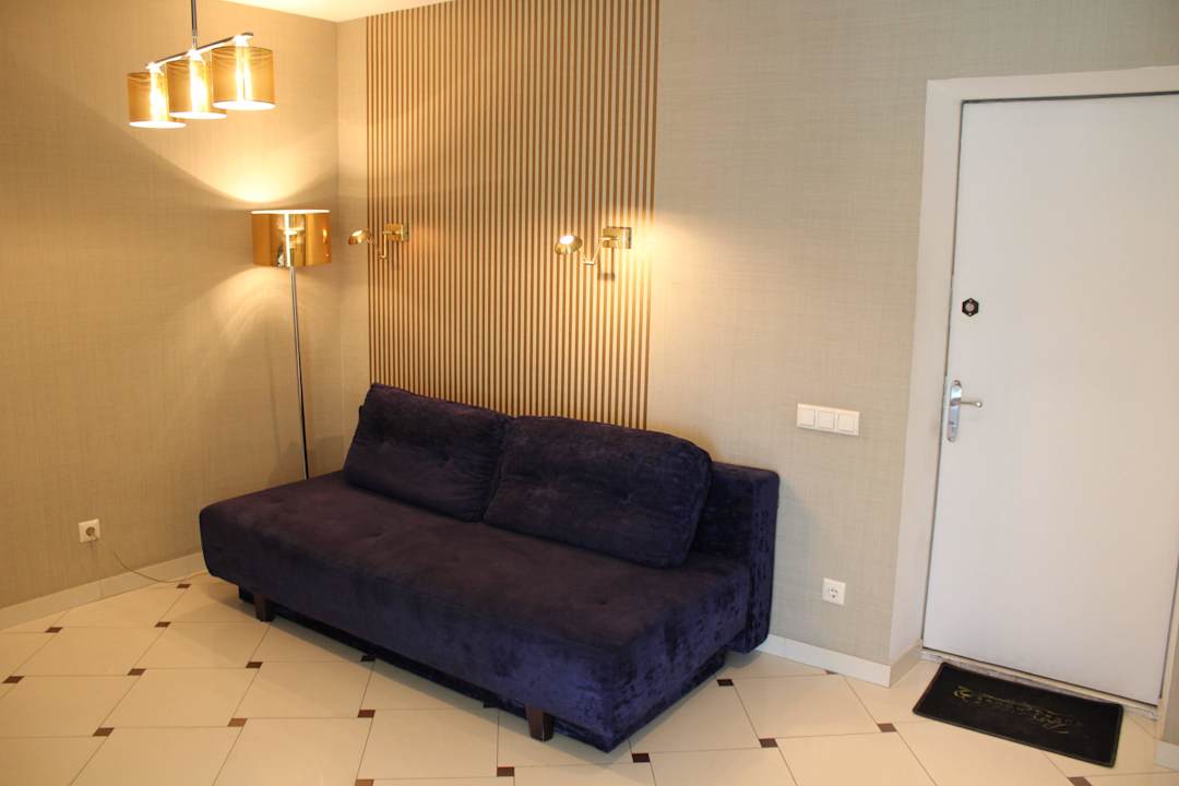 Sofa und Eingang zum Apartment Partner Guest House Baseina Street