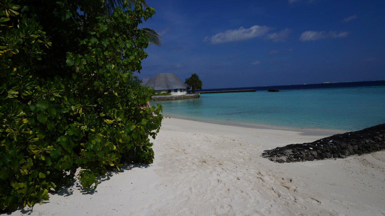 Strandausblick Centara Ras Fushi Resort & Spa Maldives