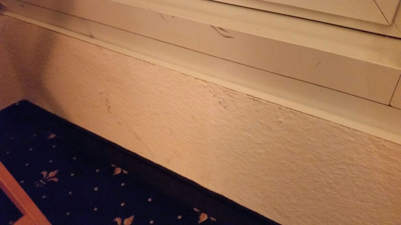 Abgenutzte Tapeten und Türverkleidungen B&B HOTEL Dresden City-Süd