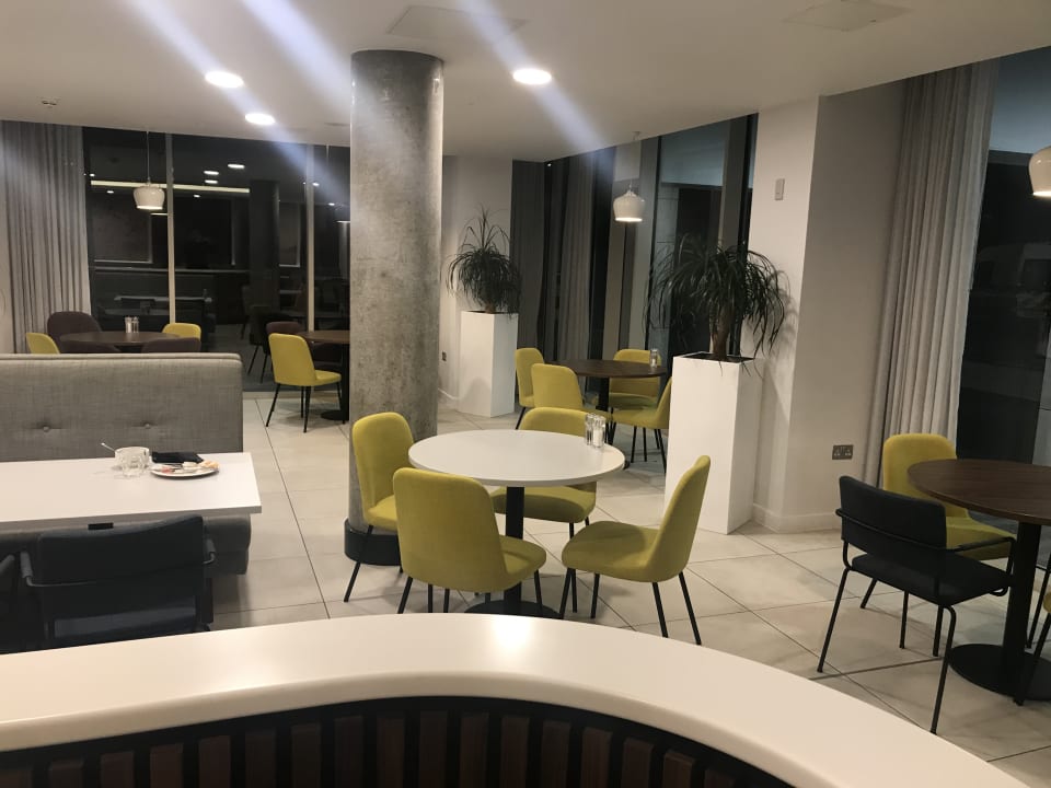 Lobby Hampton By Hilton London Stansted Airport