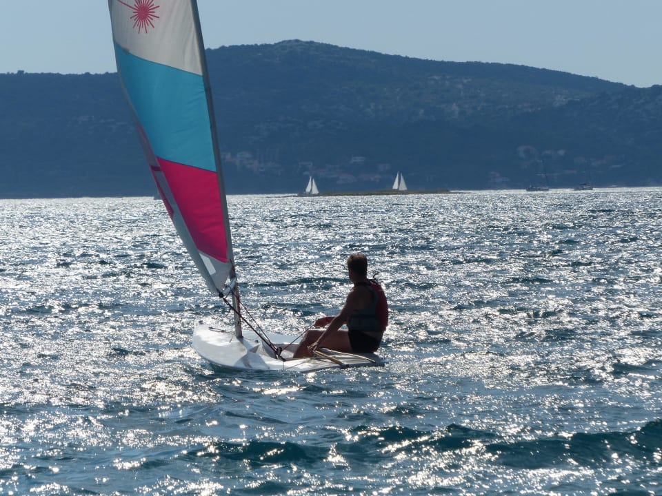 Vater kommt auch mal zum Segeln Pine Beach Pakostane