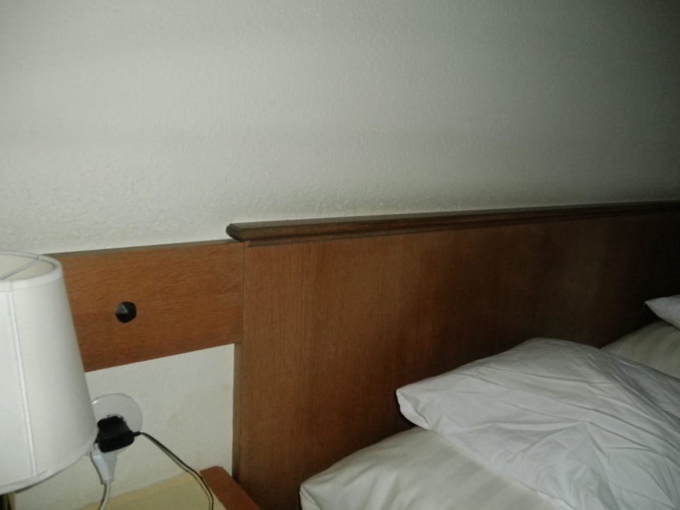 Bett mit Dreckrand an der Wand Hotel Kirchbichlhof