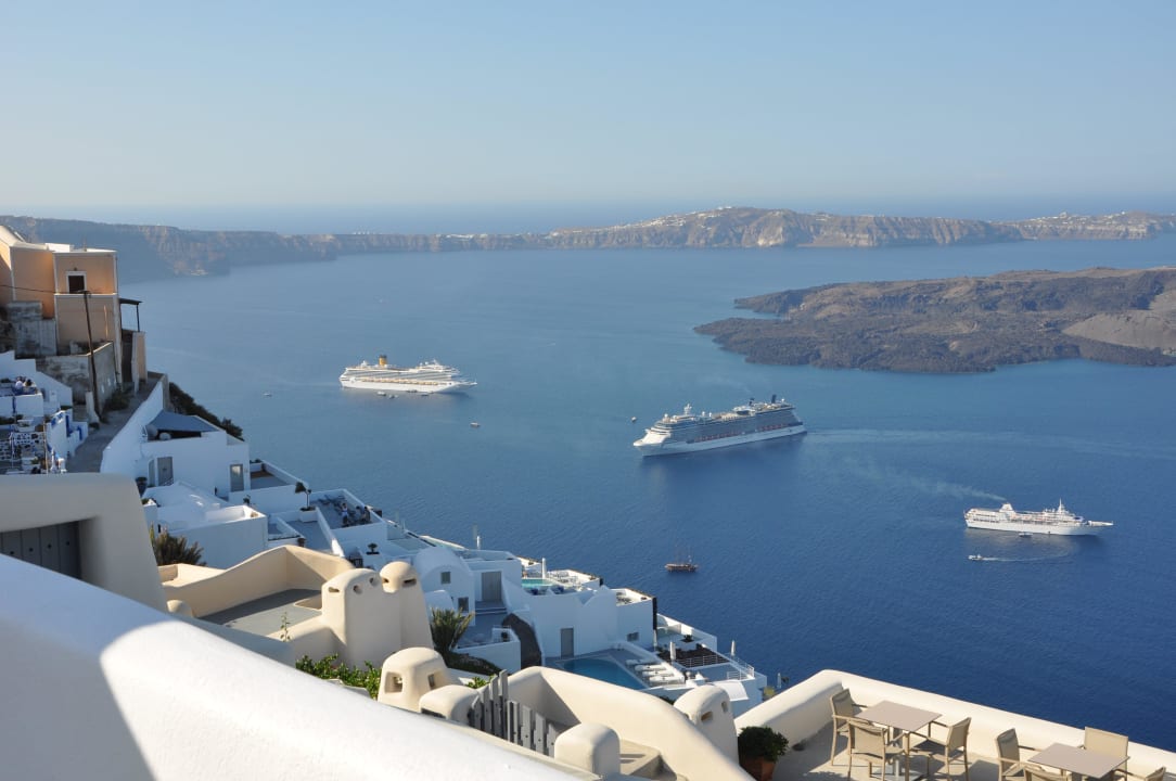 Jeden Tag sind andere Schiffe im Hafen Iliovasilema Hotel & Suites