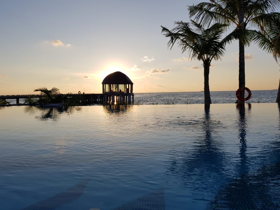 Main Bar mit Pool  OZEN LIFE MAADHOO