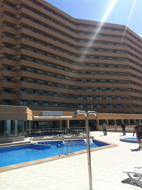 Pool mit kostenfreien Liegen allsun Hotel Pil-lari Playa