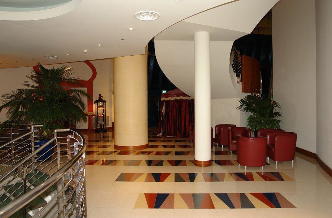 Teil der Lobby Hotel Le Meridien Al Aqah Beach Resort