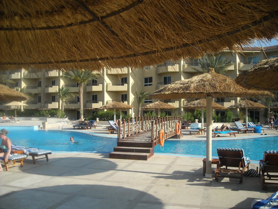 Widok na mostek nad basenem Amwaj Beach Club Abu Soma Resort
