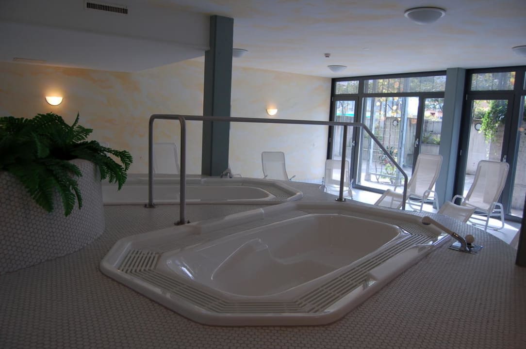 Whirlpools im Wellnessbereich (Untergeschoss) Hotel Artos