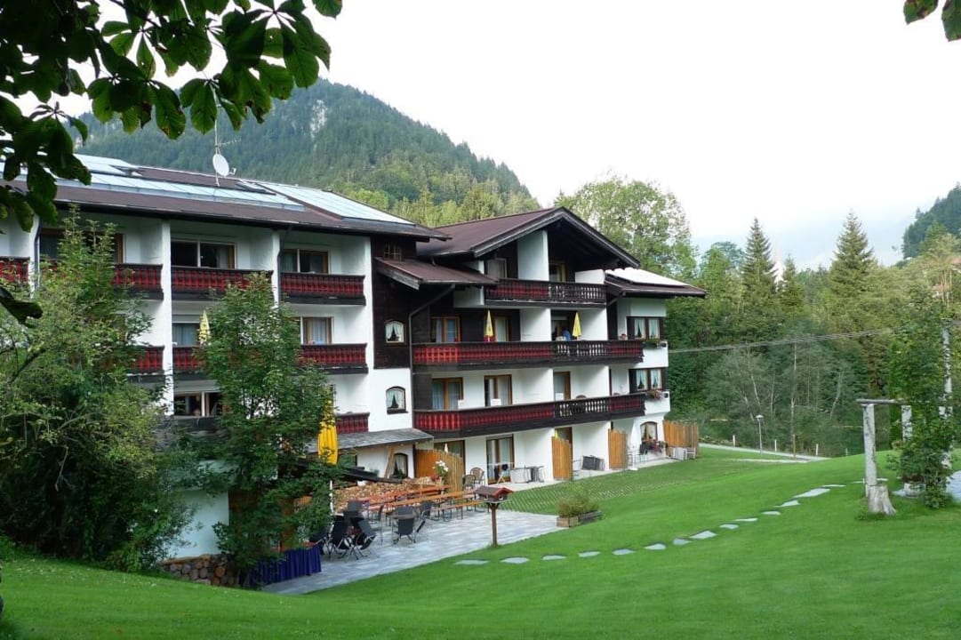 Blick von der weitläufigen Gartenanlage Ferienappartementhaus Brunnenhof