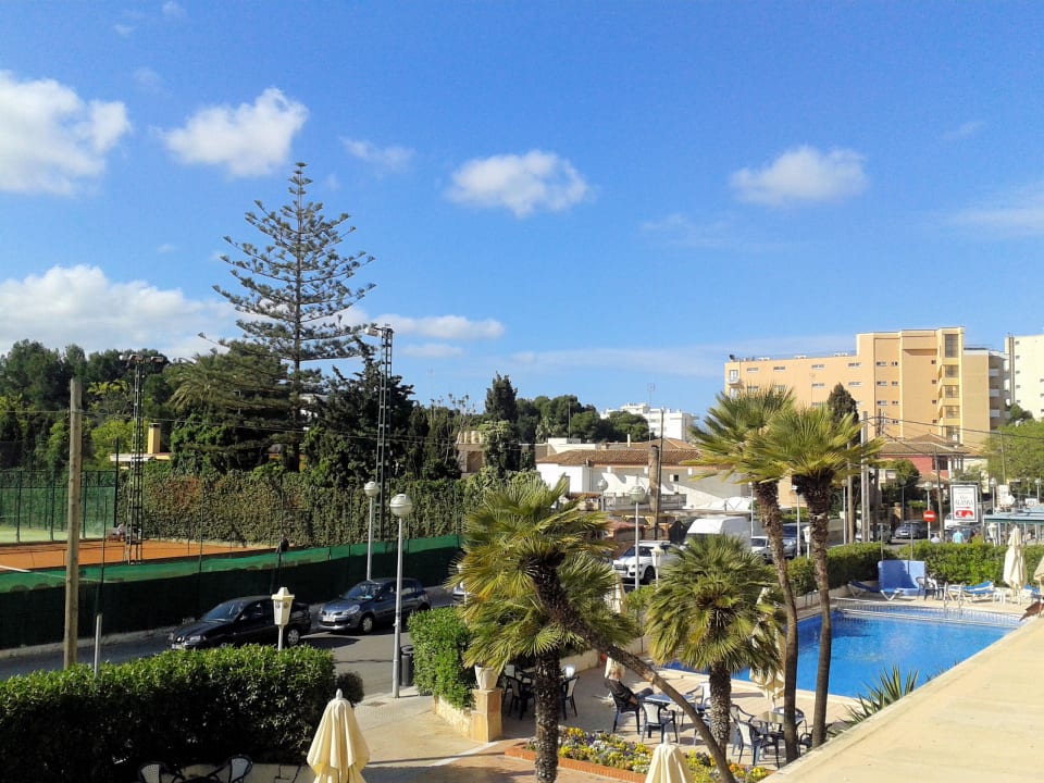 Sicht vom Balkon auf die vordere Terrasse und Pool Hotel Luxor