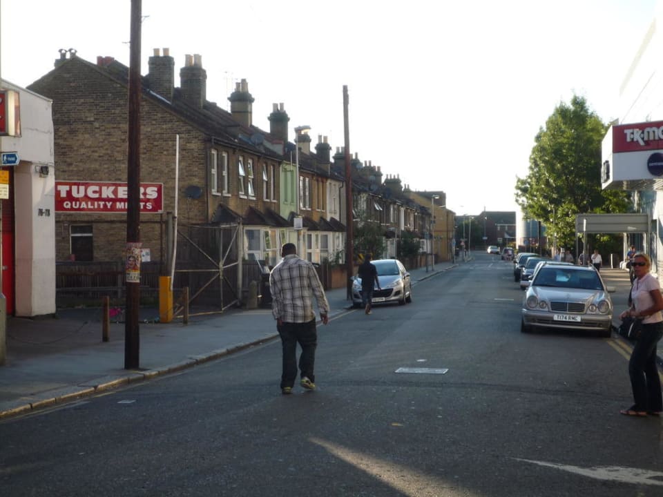 Straße vorm Hotel, Haupteingang Holiday Inn Express London Croydon