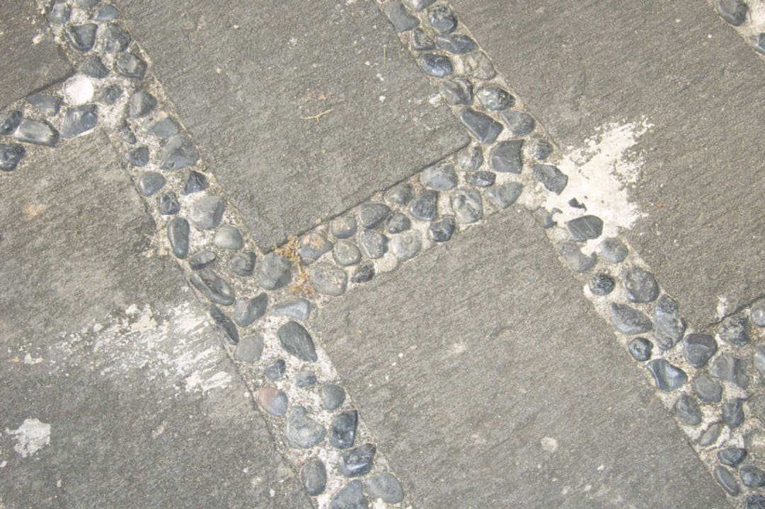 Gehweg am Pool InterContinental Bali Resort