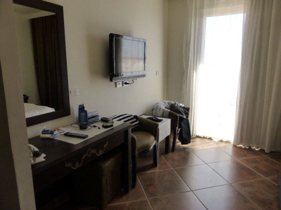 Zimmereinrichtung mit Fernseher Three Corners Sea Beach Resort