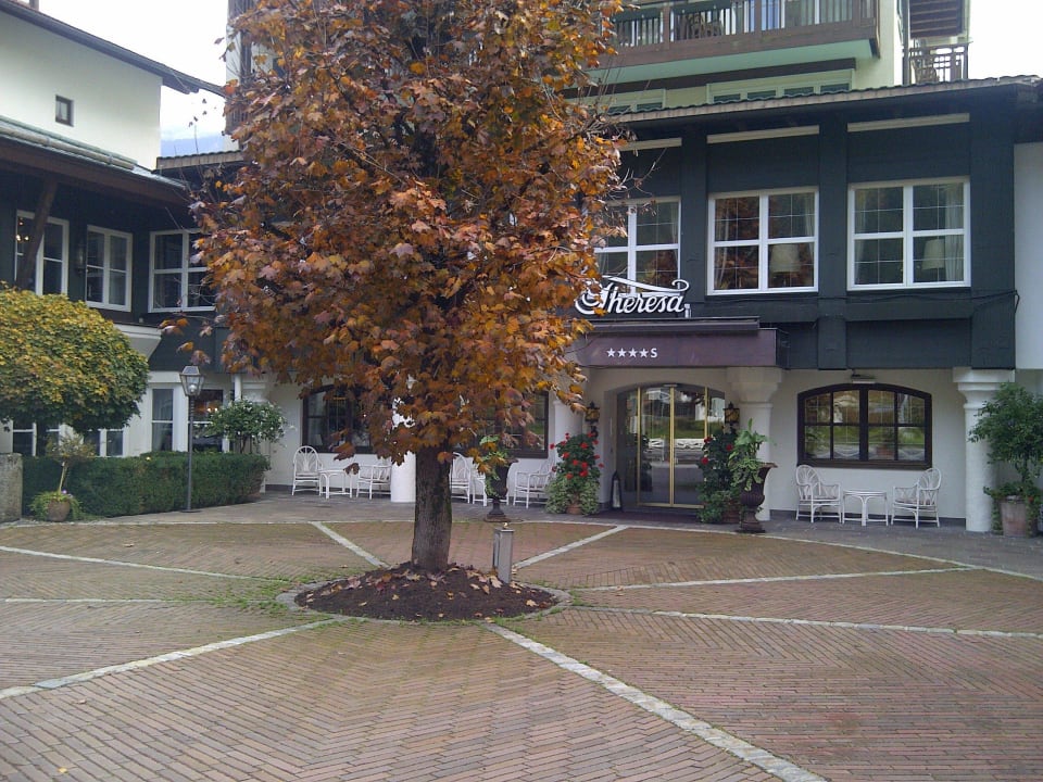 Vorplatz vor dem Eingang Theresa - Wellness & Genießer Hotel