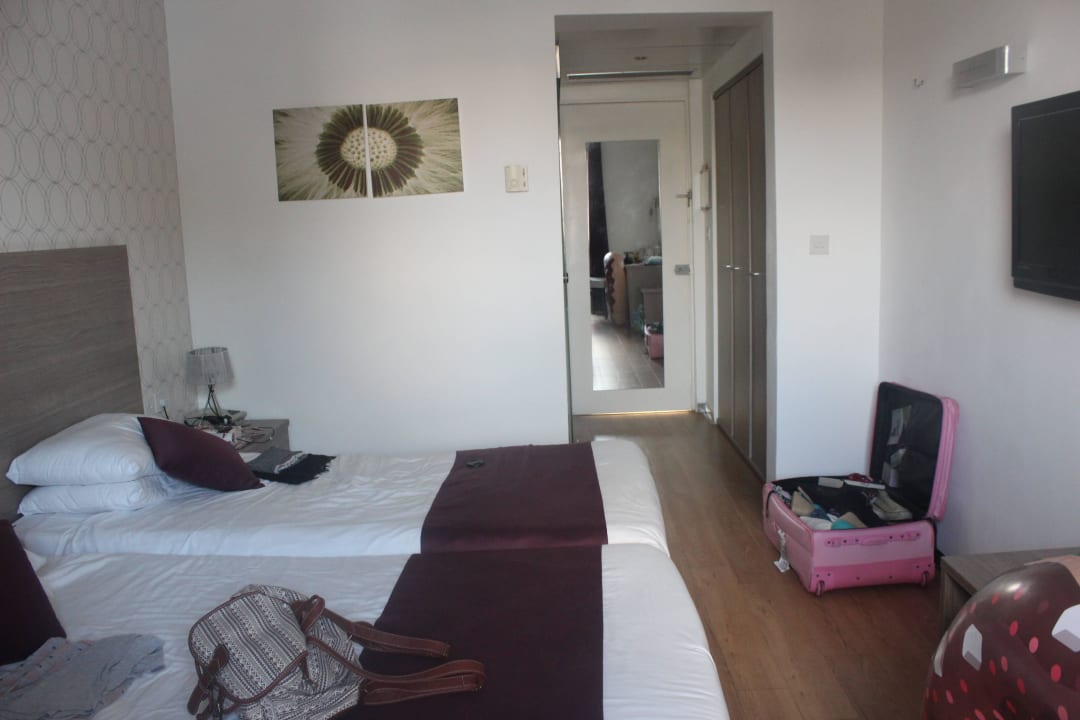 Schlafzimmer und Eingang Hotel Mellieha Bay