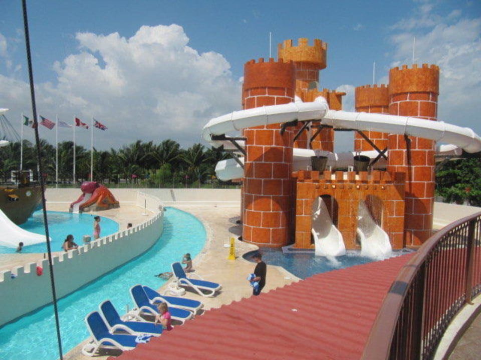 Basen ze zjeżdżalniami Seadust Cancun Family Resort