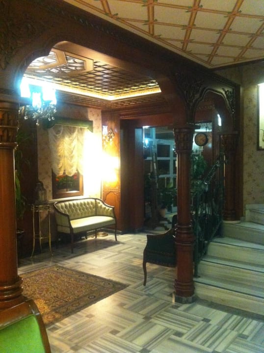 Ground floor seating area Hotel Niles Istanbul